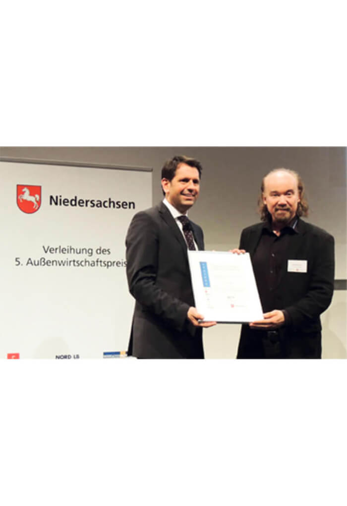 Minister of Economics Lies presents Udo Borgmann, CEO of Pan Acoustics, with the nomination certificate for the Lower Saxony Foreign Trade Award 2014
