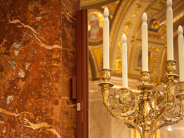 St.-Stephans-Basilika in Budapest mit Lautsprechern mit Beam Steering Technologie in Wunschfarbe