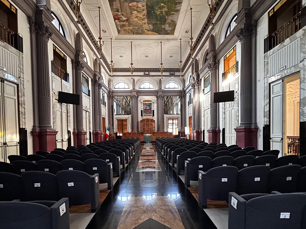Aula Magna Universität Neapel mit Beschallung aus der Pan Beam Serie