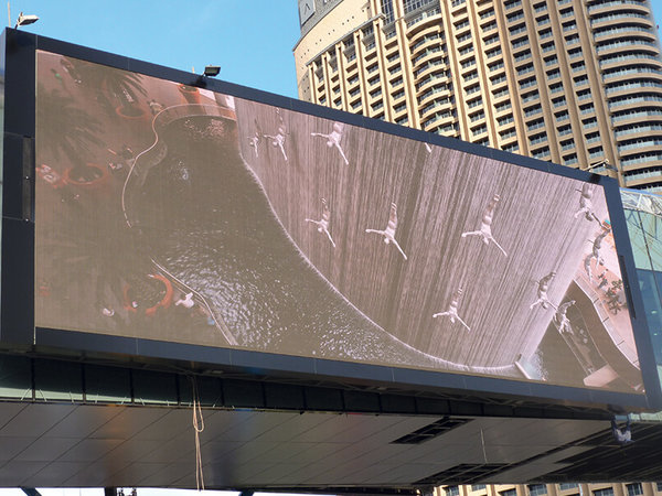 On a large screen in Dubai, weatherproof loudspeakers are installed on the right and left, which can hardly be seen given the screen diagonal.