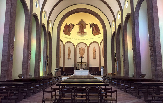View through the nave of San Lazzaro Church in Italy with two Pan Beam line array speakers in columns design with Beam Steering.
