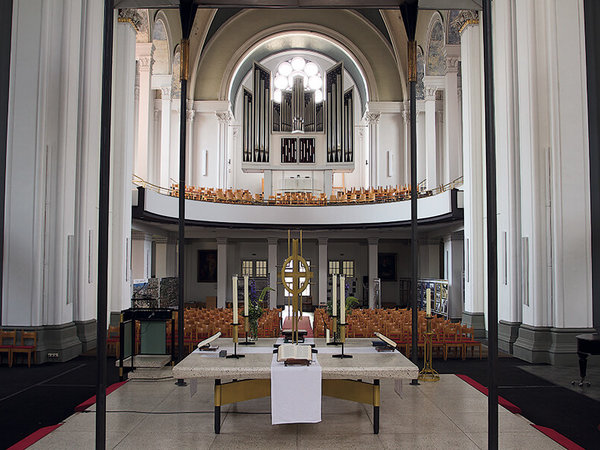 In the interior of the St. Thomas Church in Berlin Kreuzberg, new, active line array speakers with beam steering technology were placed on top of the wiring of the old speakers using Pan 2-Line technology in order to achieve the best possible speech intelligibility and to preserve and not damage the building fabric in terms of monument protection.