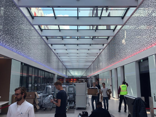 Line array speakers from the Pan Evac series inform patients, doctors and visitors to the UKSH University Hospital Schleswig-Holstein with announcements of the highest speech intelligibility.